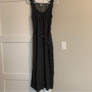 SOLD- Old Navy sleeveless maternity dress, small, long length. Black and white.